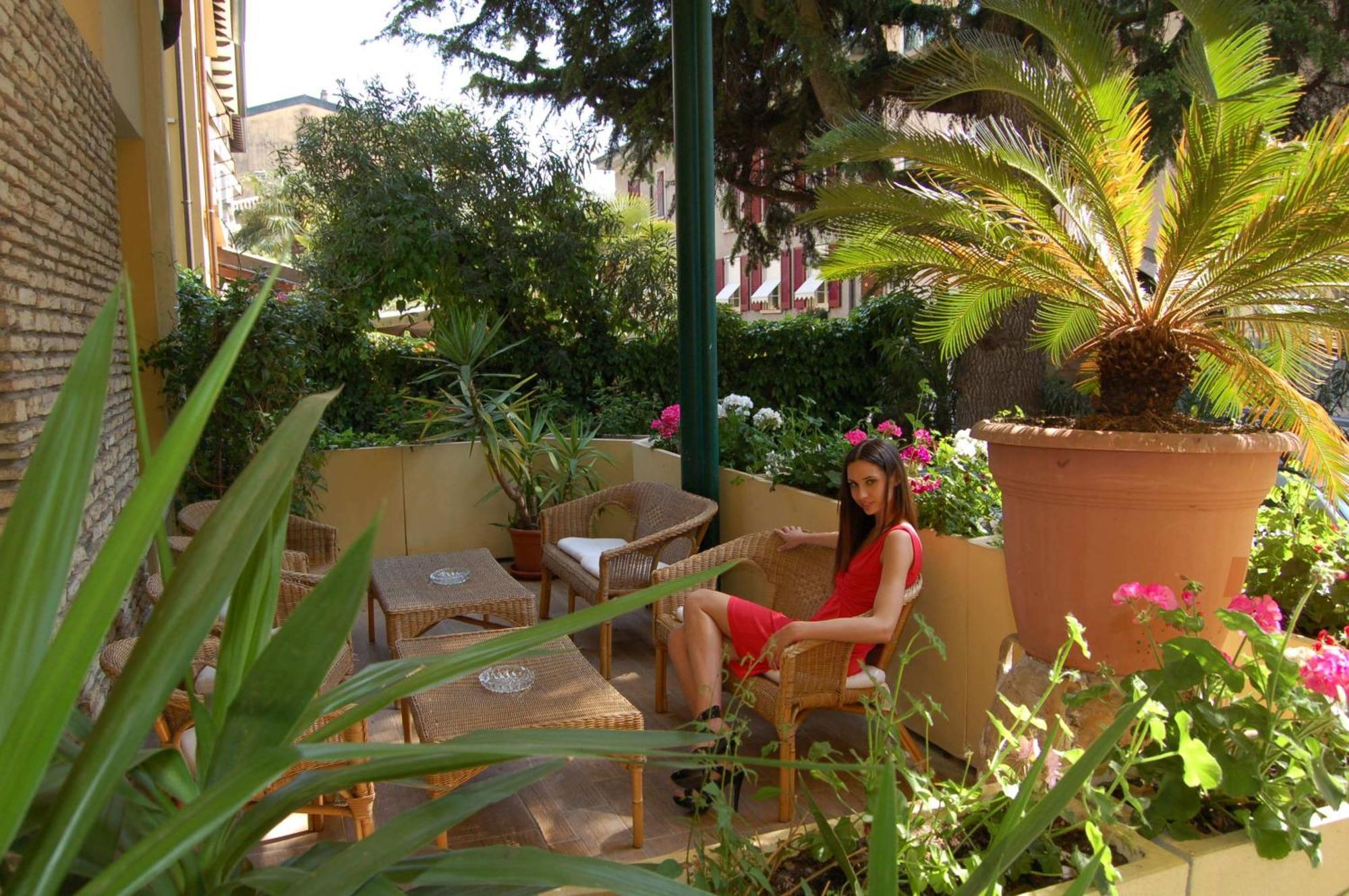 Hotel Broglia Sirmione Bagian luar foto